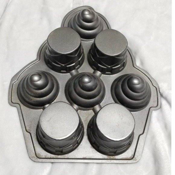 Wilton Giant Ice Cream Cone Cupcake Pan Nonstick 7 Cavity Muffin Top Baking Mold - Picture 3 of 11